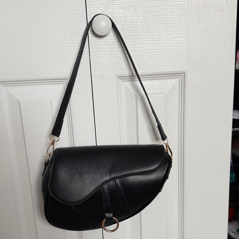 Elegant Black Leather Shoulder Bag